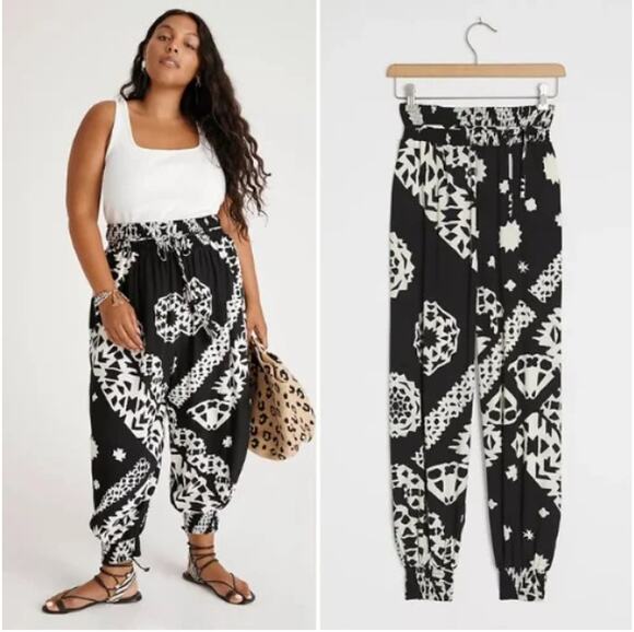 Anthropologie Pants - ANTHROPOLOGIE Aniya Black & White Balloon Joggers  // XS